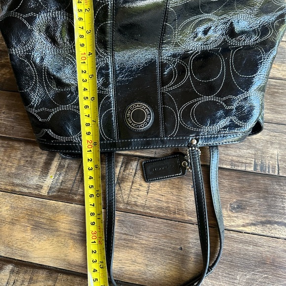 Black patent leather Coach shoulder bag - Picture 10 of 13